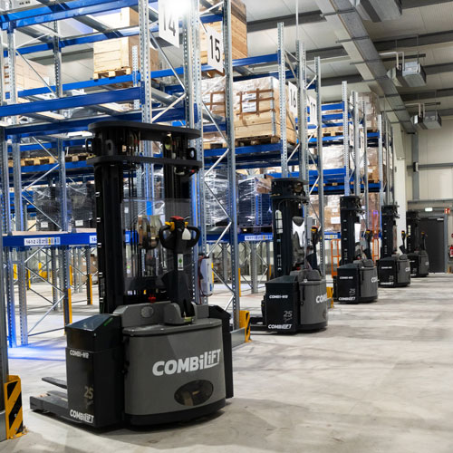 Combi-WR pedestrian stacker in the Cybertrading warehouse