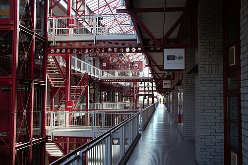 Gebäude von innen mit Treppen und langen Gängen