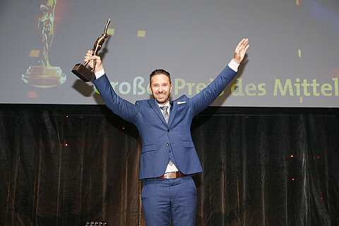 Frank Niemann accepting the trophy "Großer Preis des Mittelstandes"