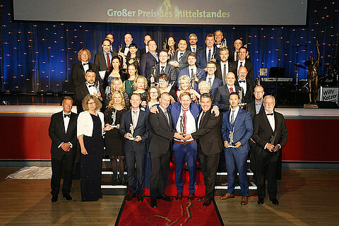 All winners of the "Großer Preis des Mittelstandes" 2018 on or in front of the stage