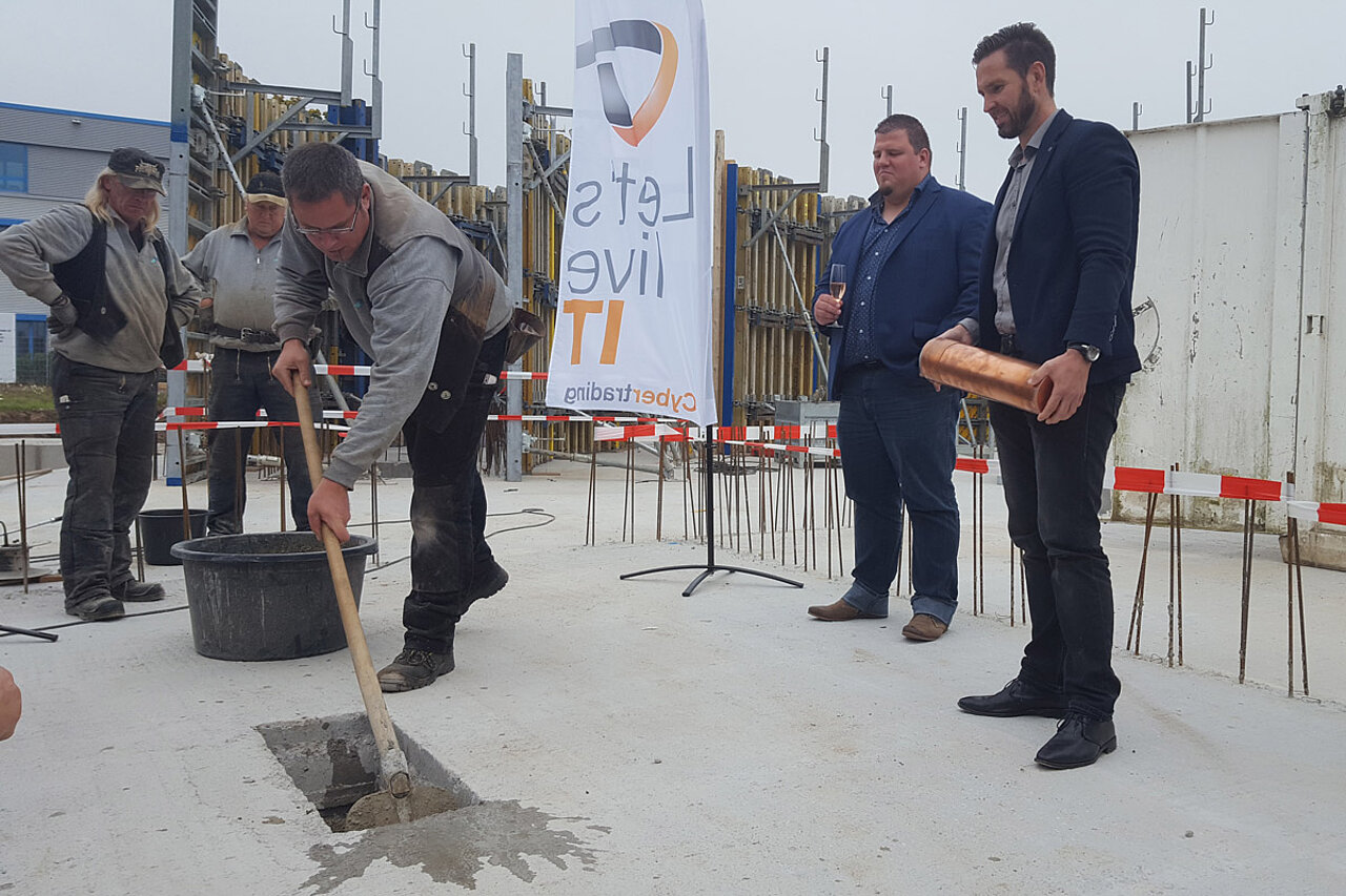 Laying of the foundation stone for the new company building with CEO Frank Niemann