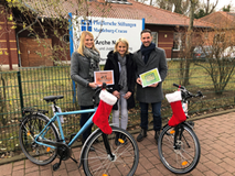 Frank Niemann, Lisa Pußel & Daniela Höhne at the donation handover at the children's and youth home Arche Noah