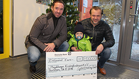 Frank Niemann & Elko Huth handing over the donation to the Magdeburg Children's Fund