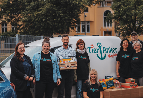 Volunteers and CEO of Cybertrading standing together with donation for the TierAnker e.V.