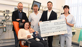 Frank Niemann hands over the kangaroo chair donation to the neonatology department of the University Hospital Magdeburg