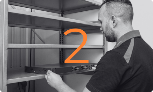 Lagermitarbeiter steht vor einem Regal 