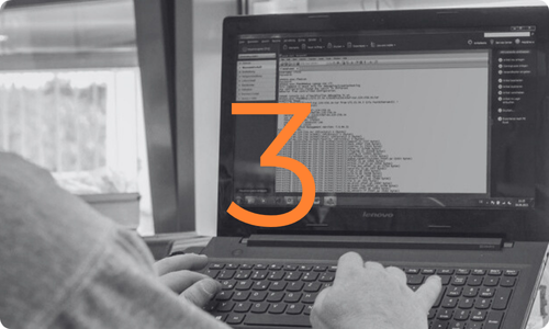 Mitarbeiter arbeitet am Laptop