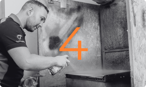 Mitarbeiter lackiert ein Netzwerkgerät 