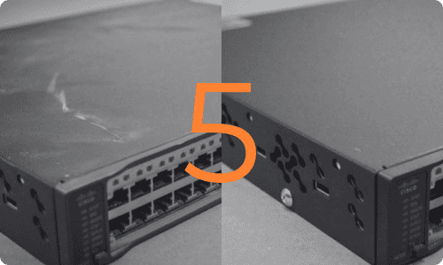 Netzwerkswitches liegen zum Vergleich nebeneinander