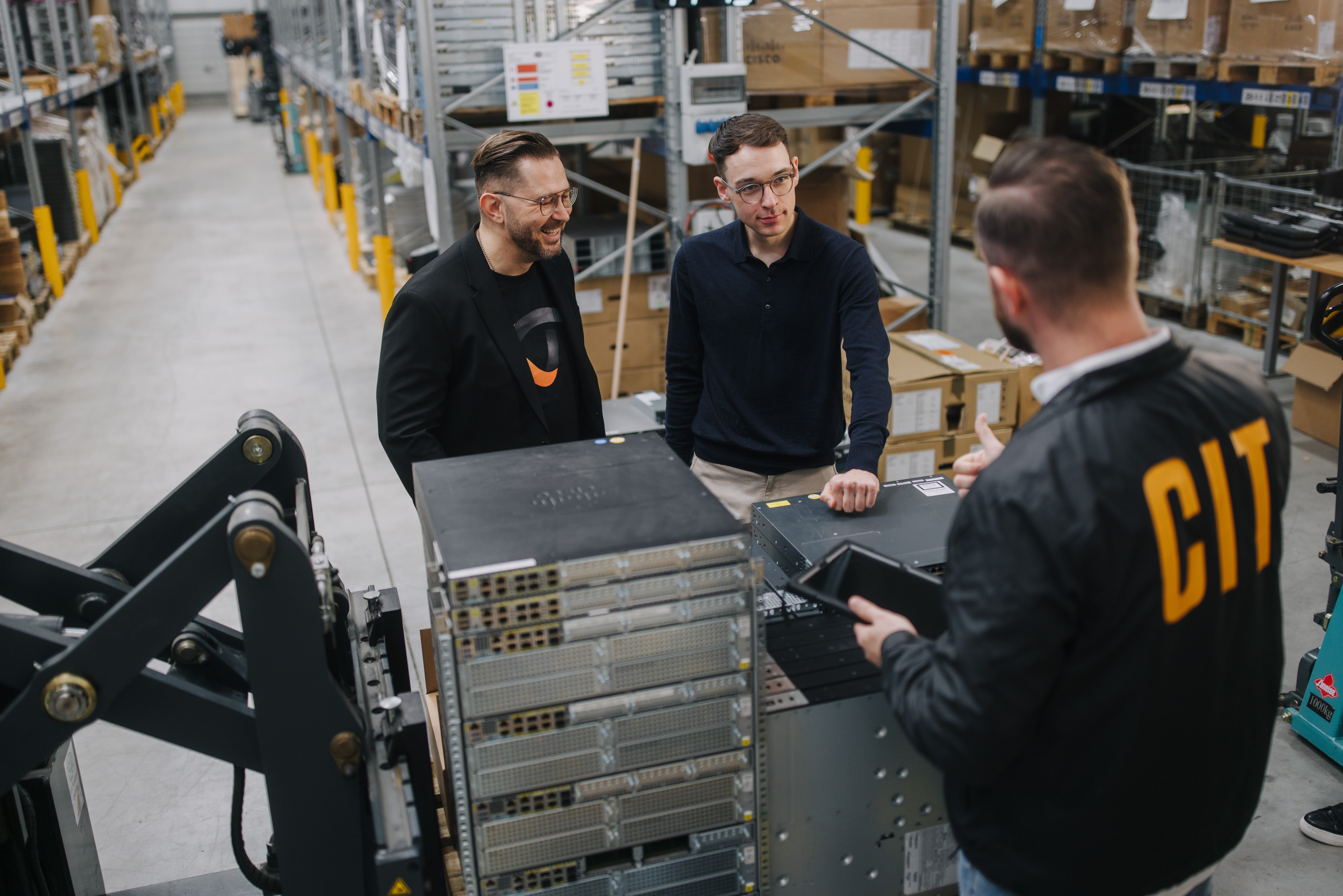 Sales managers stand in front of a Euro pallet