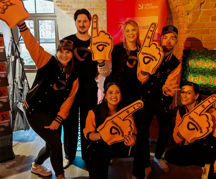 Team photo Cybertrading with black and orange collage jackets